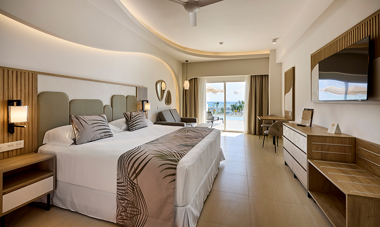 A Junior Suite Swim-Up room with ocean views at Riu Palace Aquarelle
